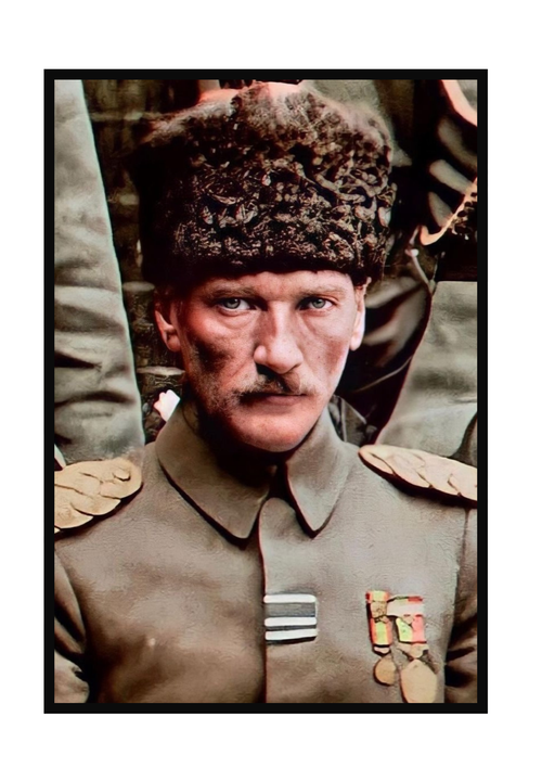 Mustafa Kemal Atatürk Askeri Üniforma Fotoğrafı – Kararlılık ve Asaletin Ölümsüz Portresi