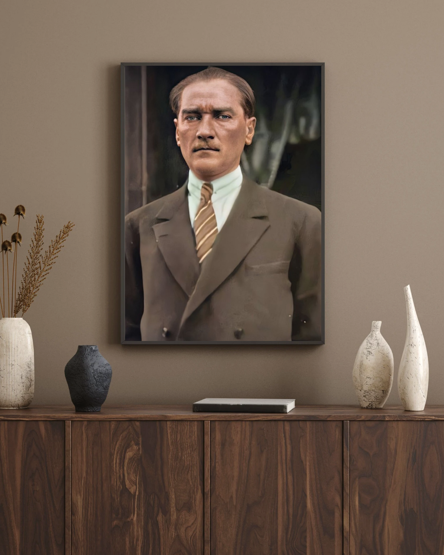 Atatürk Fotoğrafı Kanvas Tablo – Cumhuriyetimizin Kurucusunun Asil ve Kararlı Duruşu