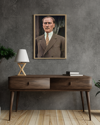 Atatürk Fotoğrafı Kanvas Tablo – Cumhuriyetimizin Kurucusunun Asil ve Kararlı Duruşu