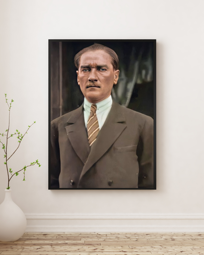Atatürk Fotoğrafı Kanvas Tablo – Cumhuriyetimizin Kurucusunun Asil ve Kararlı Duruşu